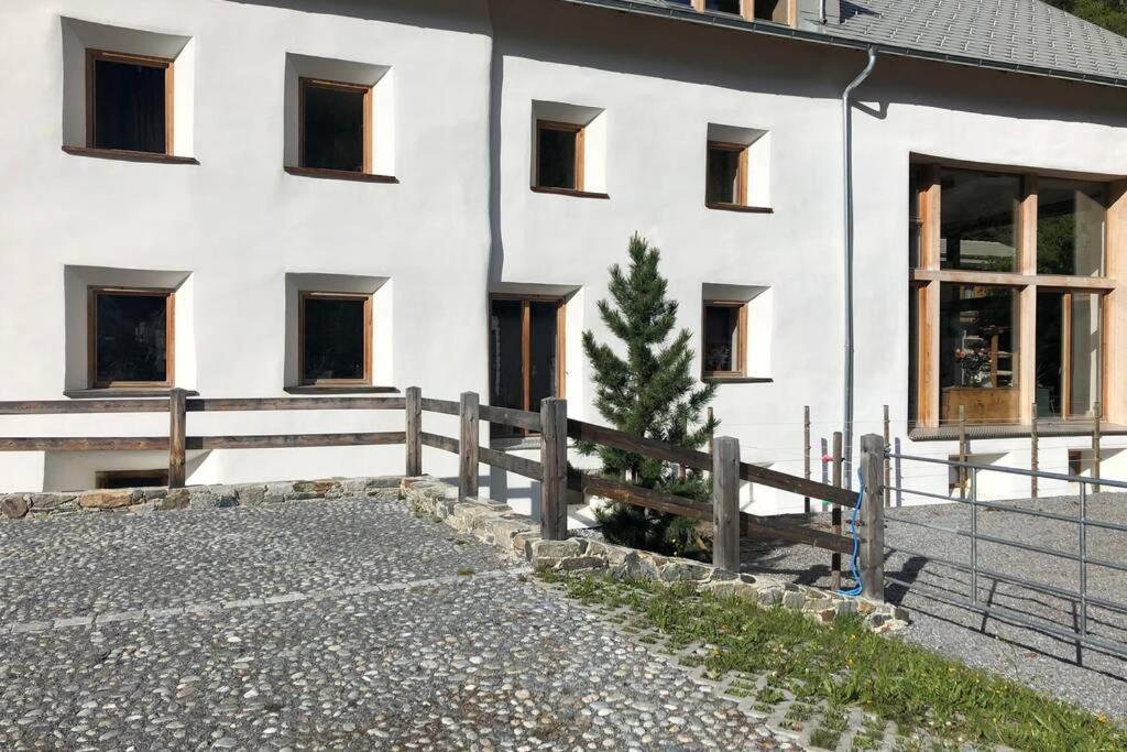 Loft 100M2, Im Oekohaus In Susch Apartment Exterior photo